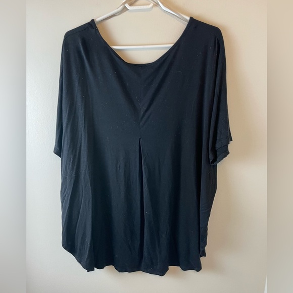 Theo & B V-Neck Black Tee with Vented Back, Size 1X - Picture 4 of 4